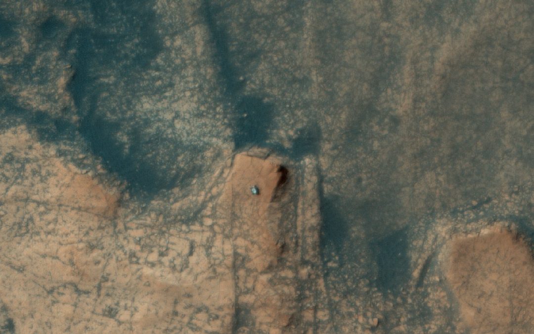 L’astromobile Curiosity réalise une image en 360° du Mont Mercou sur Mars tout en étant photographiée depuis l’espace