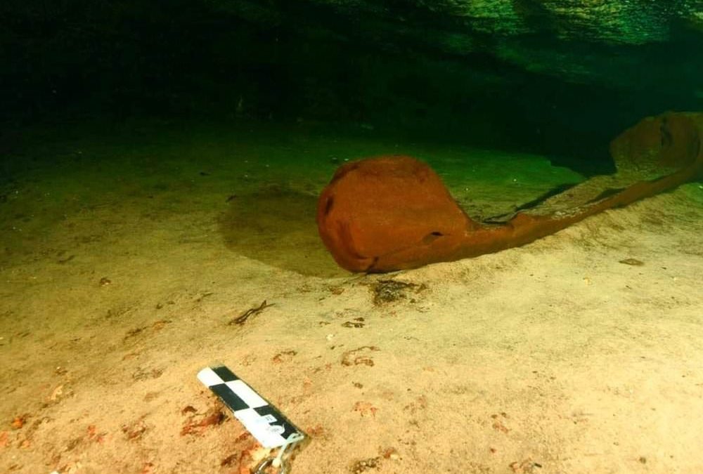 Des archéologues découvrent un canoë maya remarquablement bien conservé caché au fond d’un gouffre