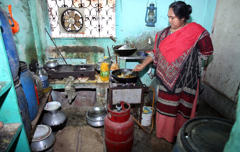 À travers le monde, les plus pauvres souffrent également de la pollution des cuisines, en particulier les femmes