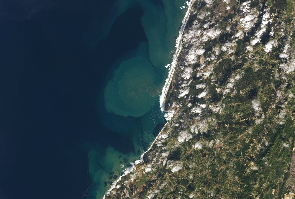 Des vagues géantes de 7 étages de haut au Portugal captées depuis l’espace