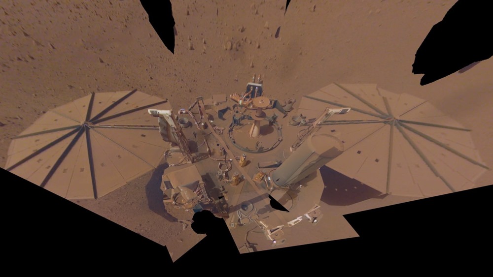 Tu redeviendras poussière : ce qui sera probablement le dernier selfie de l’atterrisseur InSight sur Mars