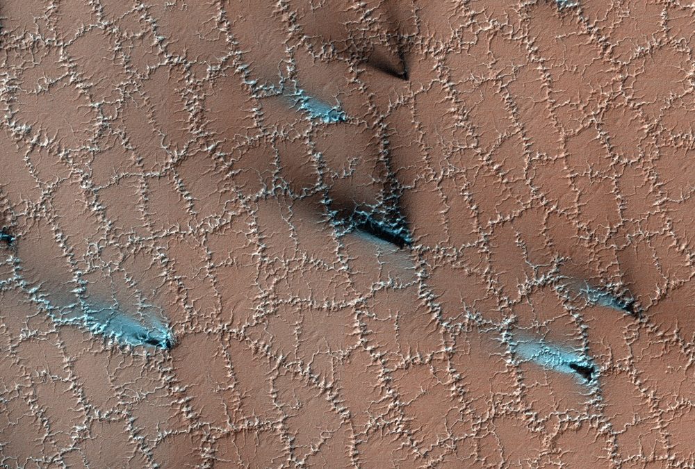 Le printemps sur Mars fait surgir de mystérieux polygones