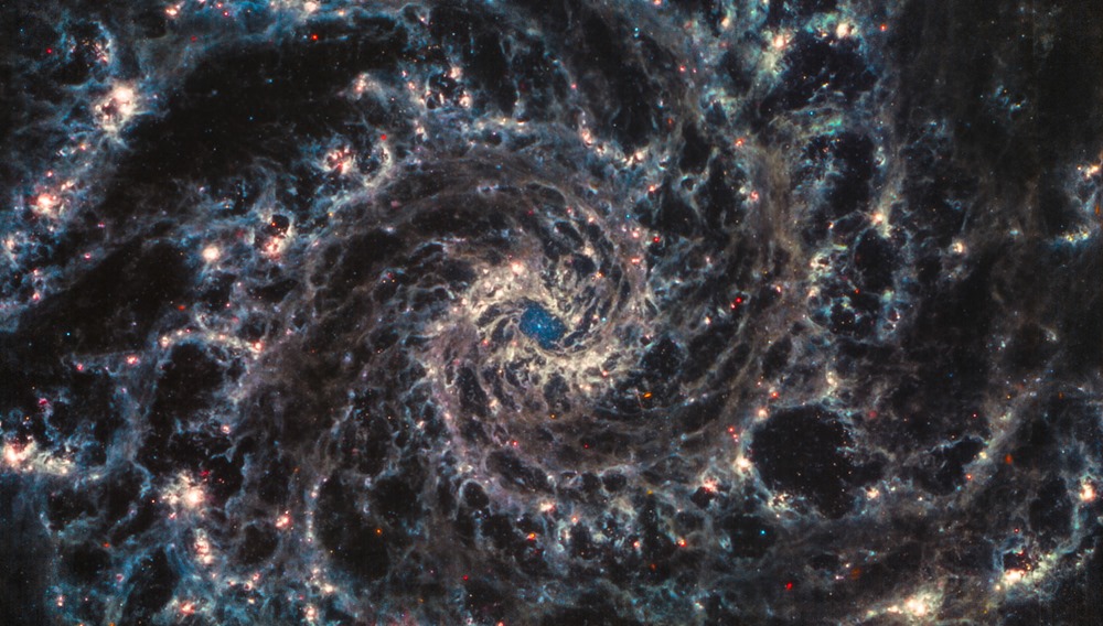 Une vue hypnotique de la galaxie fantôme par le télescope spatial James Webb