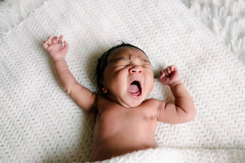 Les cinq premières heures de la naissance révèlent la capacité des bébés à différencier les sons du langage