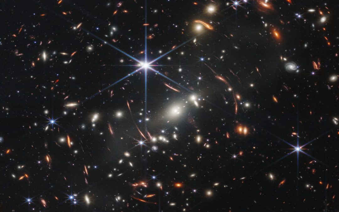Les amas globulaires présents dans la première image du télescope spatial James Webb pourraient contenir les plus anciennes et les premières étoiles de l’univers