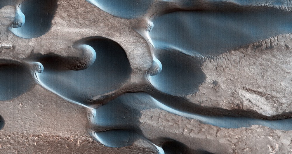 De magnifiques barkhanes sculptées par le vent à la surface de Mars