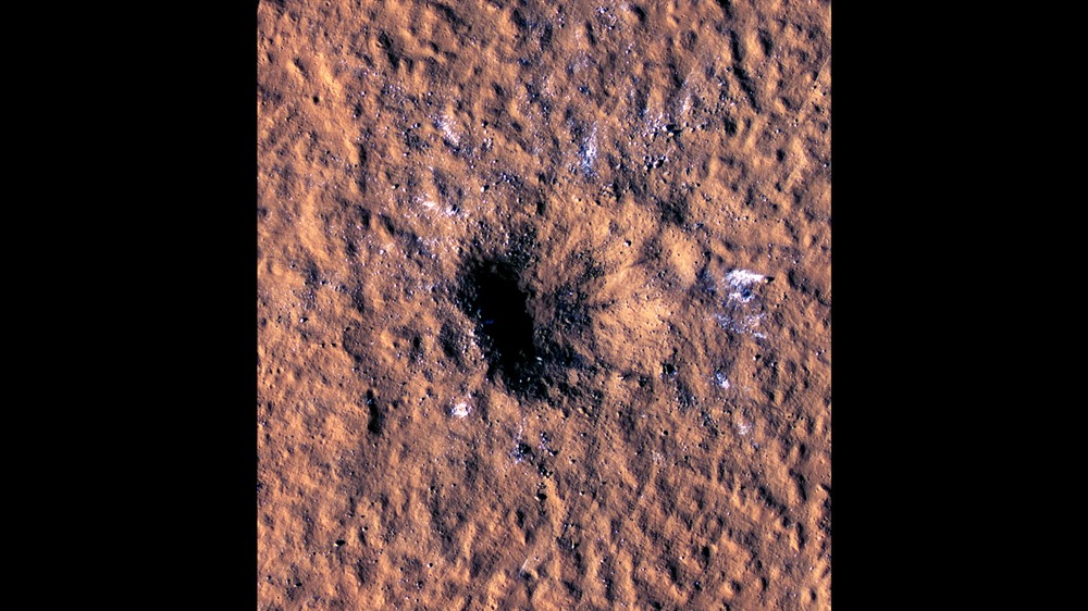 Mars secouée par l’impact d’un météoroïde qui a révélé de la glace d’eau