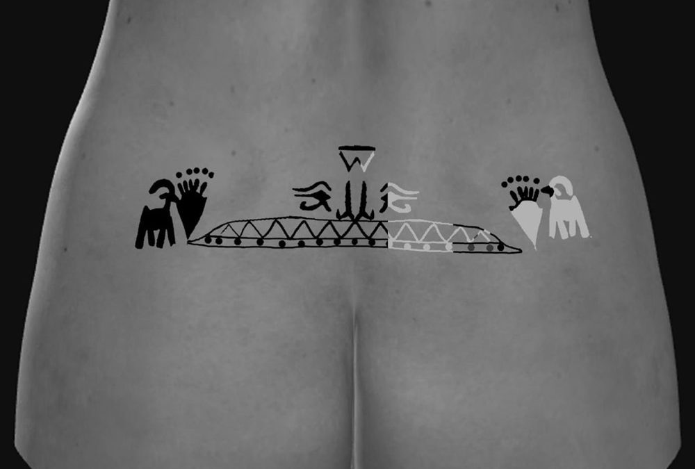 Les tatouages dans le bas du dos remontent à l’ancienne Égypte, où ils servaient de protection lors des accouchements