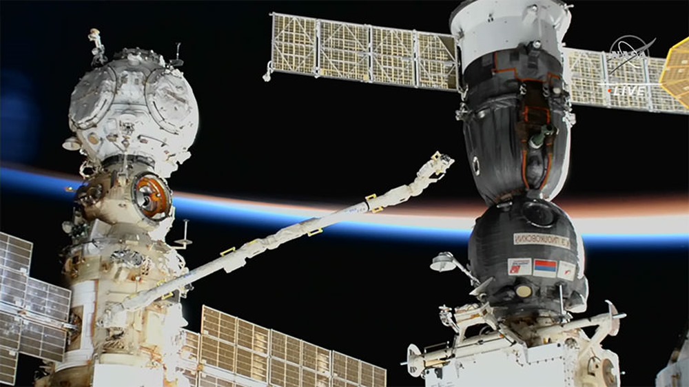 Un vaisseau russe Soyouz amarré à l’ISS crache du liquide dans l’espace, apparemment heurté par une micrométéorite