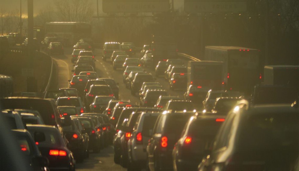 Une étude inédite révèle comment la pollution routière altère les fonctions cérébrales