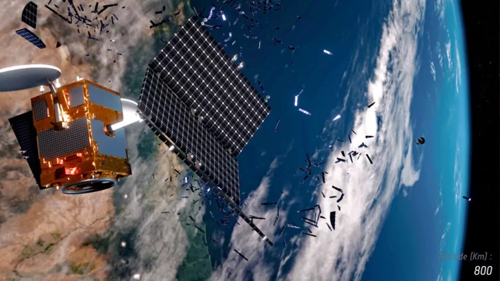Un satellite russe expérimental se disloque en orbite en laissant une traînée de débris