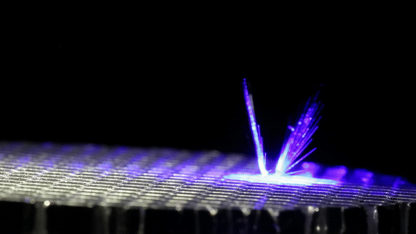 Telles une fée ou une graine de pissenlit… ce petit robot s’aide de la lumière et du vent pour se déplacer