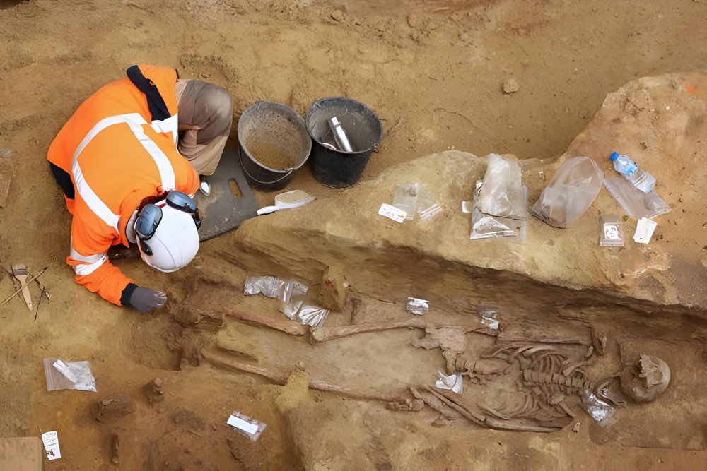Des archéologues découvrent un ancien cimetière du IIe siècle, à côté d’une gare parisienne du RER B