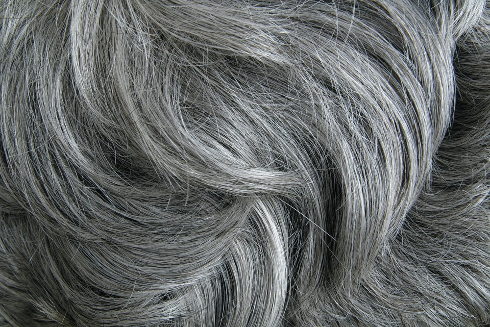 Des scientifiques pourraient avoir découvert la raison pour laquelle les cheveux deviennent gris avec l’âge