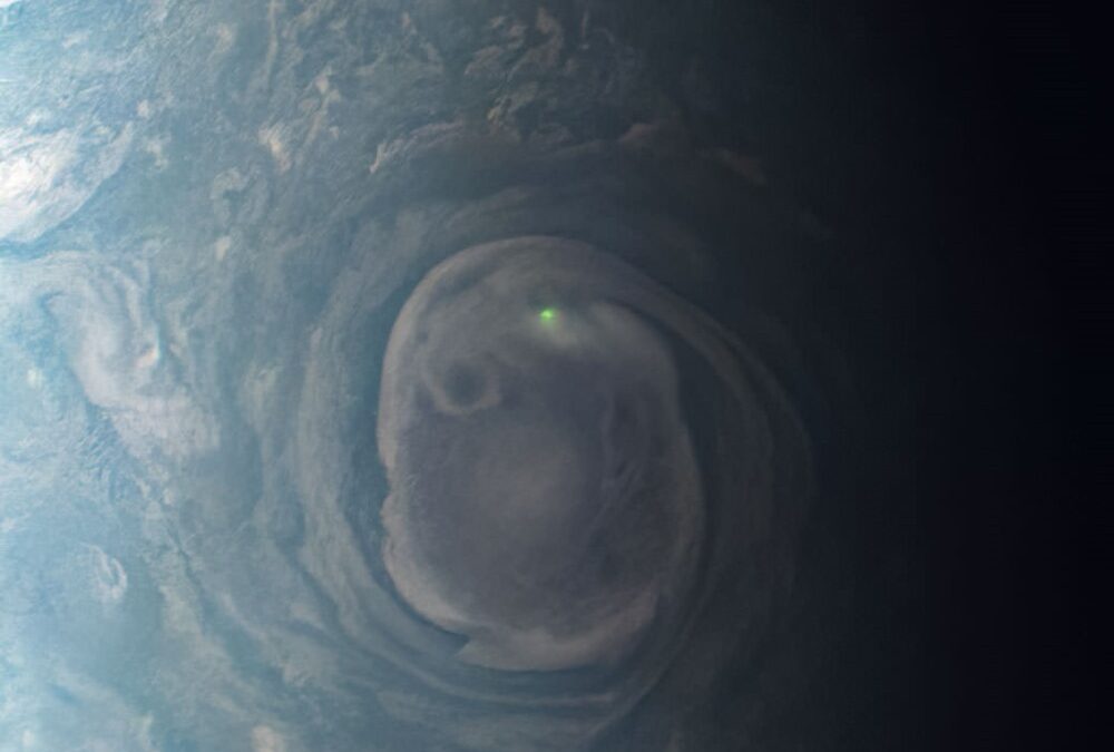 La sonde Juno de la NASA photographie un éclair sur Jupiter