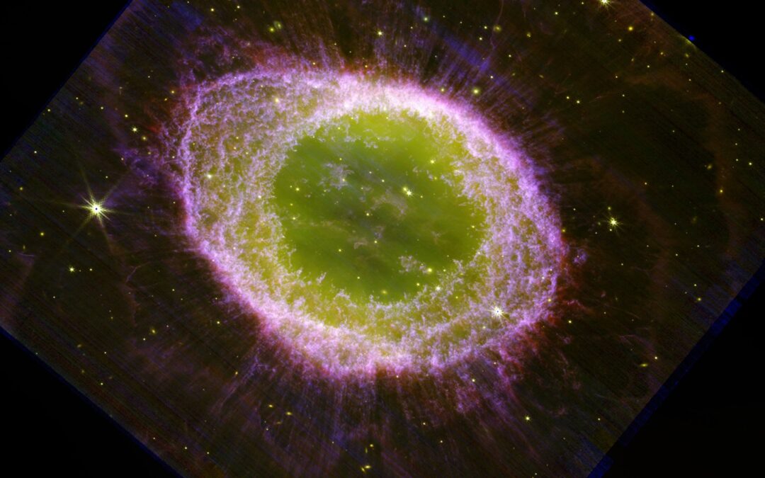 L’œil de la Nébuleuse de la Lyre brille de vert dans une nouvelle image stupéfiante du télescope spatial James Webb