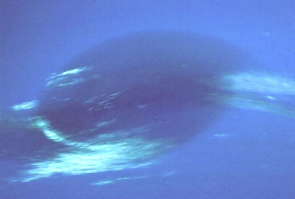 La Grande Tache sombre sur Neptune repéré pour la première fois depuis la Terre