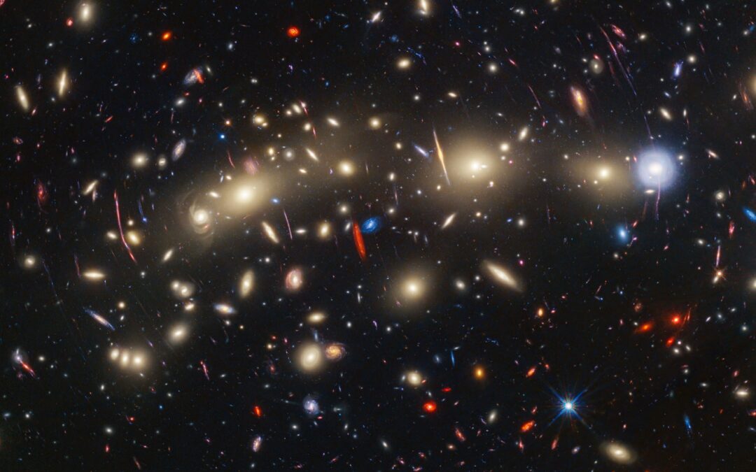 Les télescopes spatiaux James Webb et Hubble s’associent pour observer un amas massif de galaxies