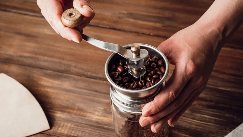 Moudre le café avec un soupçon d’eau réduit l’électricité statique et permet d’obtenir un café plus consistant et plus intense