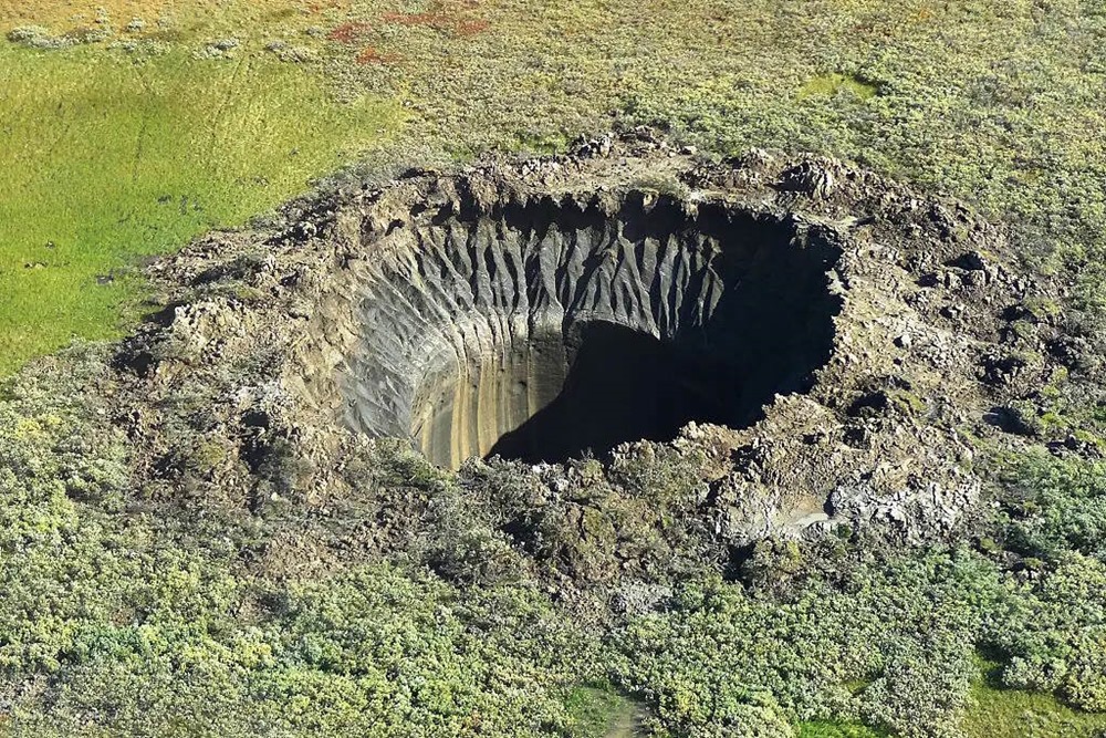 Il y a de mystérieux cratères géants qui se forment en Sibérie et l’hypothèse sur leur apparition est tout aussi inquiétante