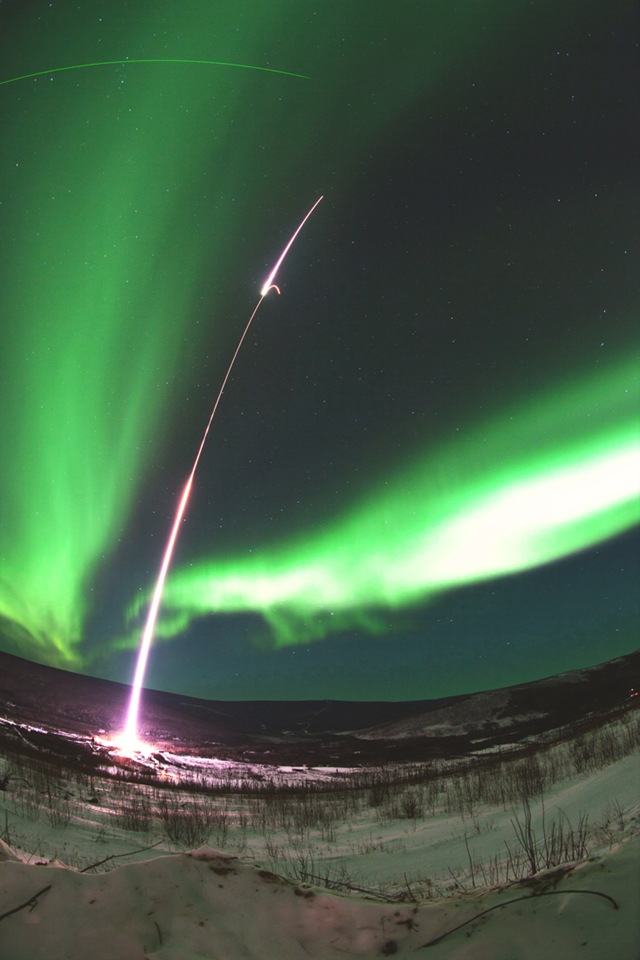 L’image(s) du jour : une fusée déchire un ciel d’aurore boréale.