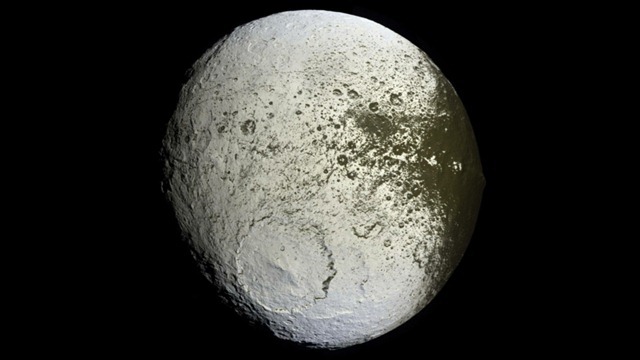 De par ses gigantesques avalanches, la lune de Saturne, Iapetus, est un modèle pour la Terre.