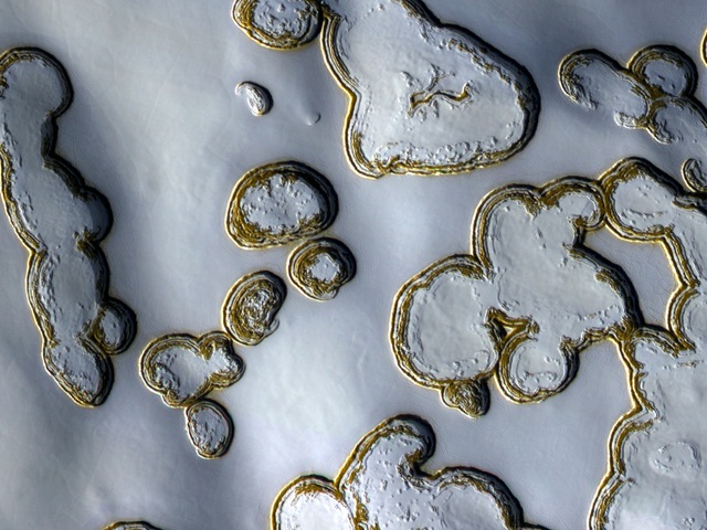 Les magnifiques et bizarres fosses de glace sèche sur Mars.