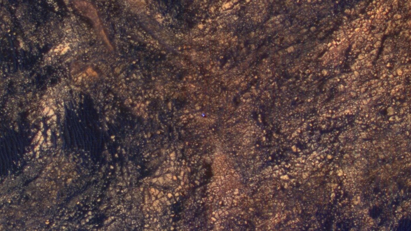Non, ce n’est pas l’astromobile des schtroumpfs qui est présent dans cette photo de Mars prise depuis l’espace…