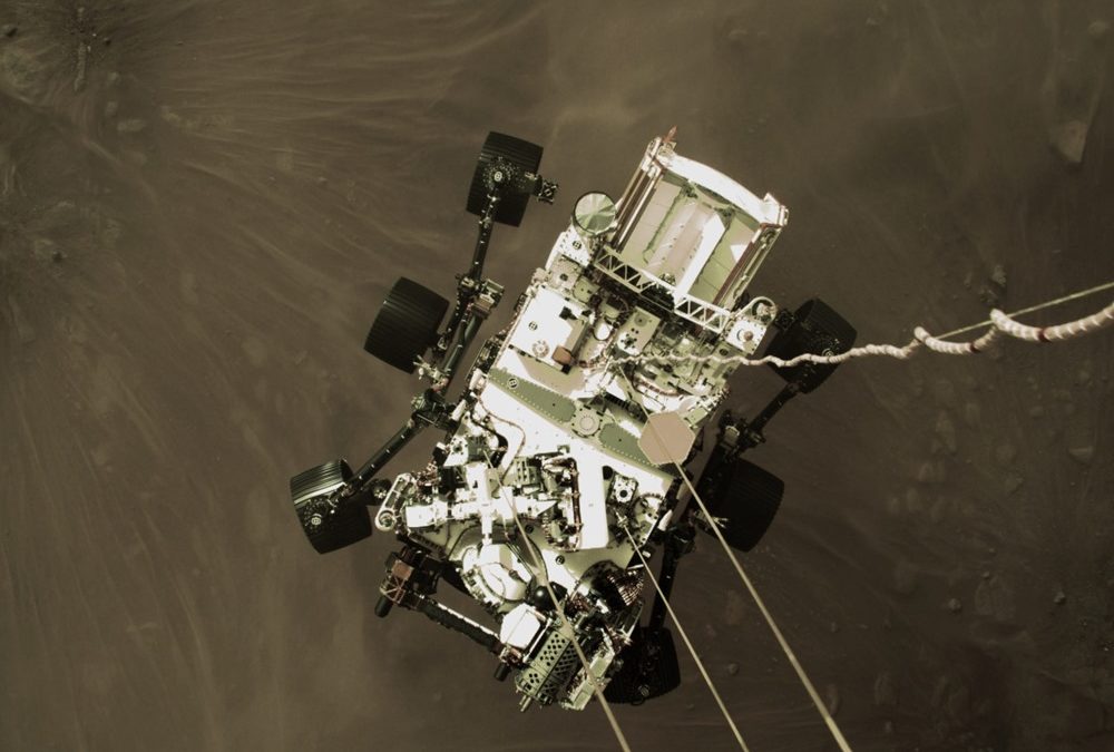 Perseverance : d’incroyables photos de la nouvelle astromobile martienne de la NASA suspendue sous sa "grue du ciel" avant de toucher la surface de Mars