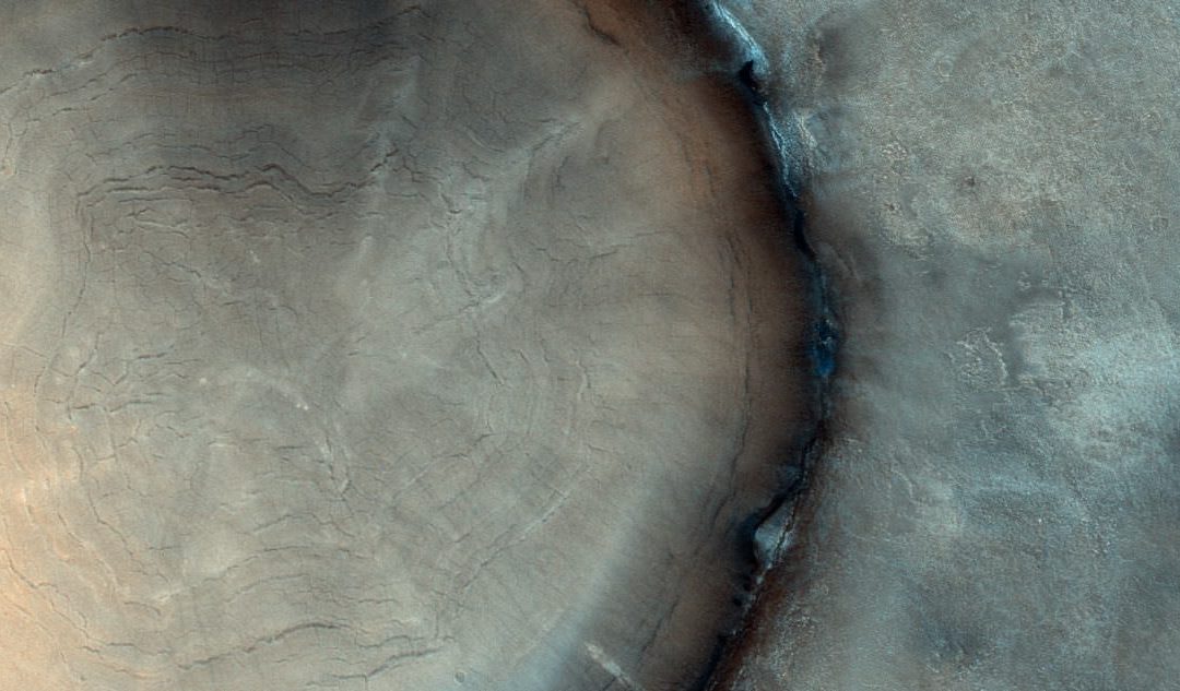 Tels les cernes d’un arbre, celles de ce cratère martien révèlent son passé