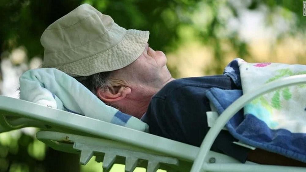 Chez les seniors, les siestes trop fréquentes ou trop longues pendant la journée pourraient être un signe précoce de la maladie d’Alzheimer