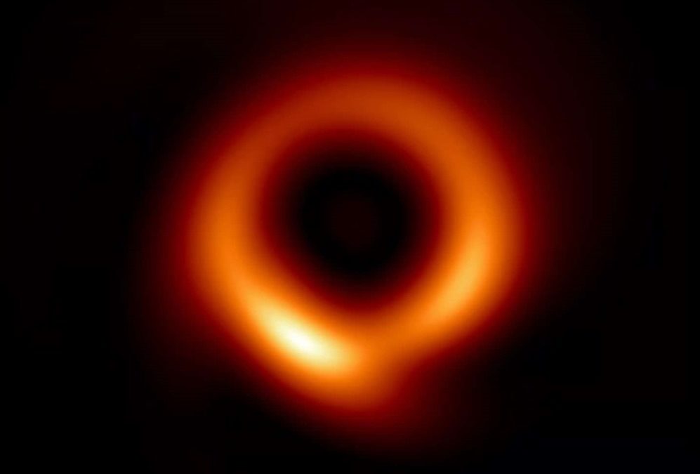 Une refonte des algorithmes améliore considérablement la toute première image d’un trou noir