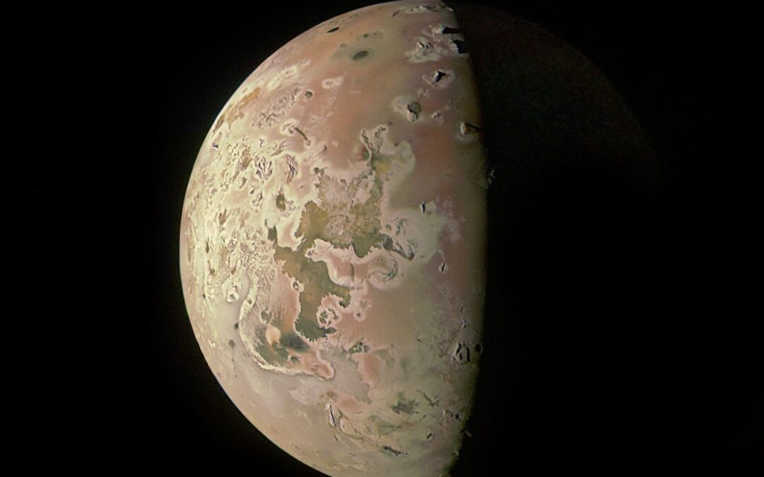La sonde Juno de la NASA révèle le paysage brulant de la lune de Jupiter Io lors de son dernier survol